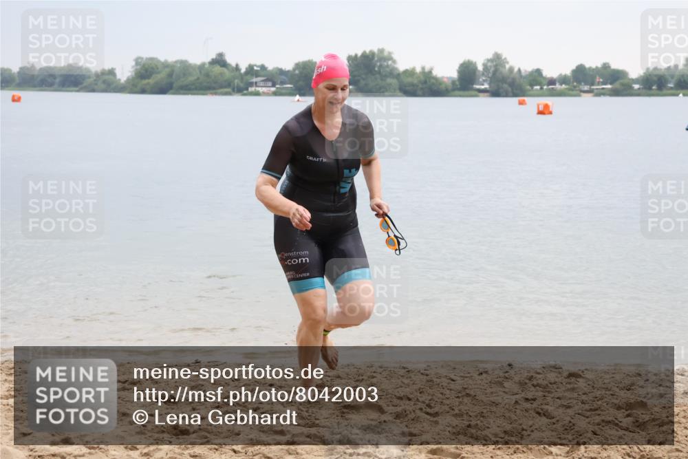 21.06.2025 - 27. Vierlanden-Triathlon Lena Gebhardt http://msf.ph/oto/8042003 15.06.2025 13:12:01 Schwimmen 1224 meine-sportfotos.de