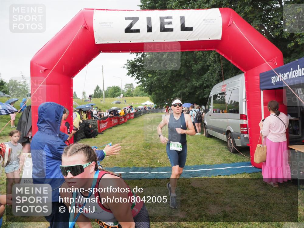 21.06.2025 - 27. Vierlanden-Triathlon MichiJ http://msf.ph/oto/8042005 15.06.2026 13:32:11 Ziel 836, 861, 1072 meine-sportfotos.de