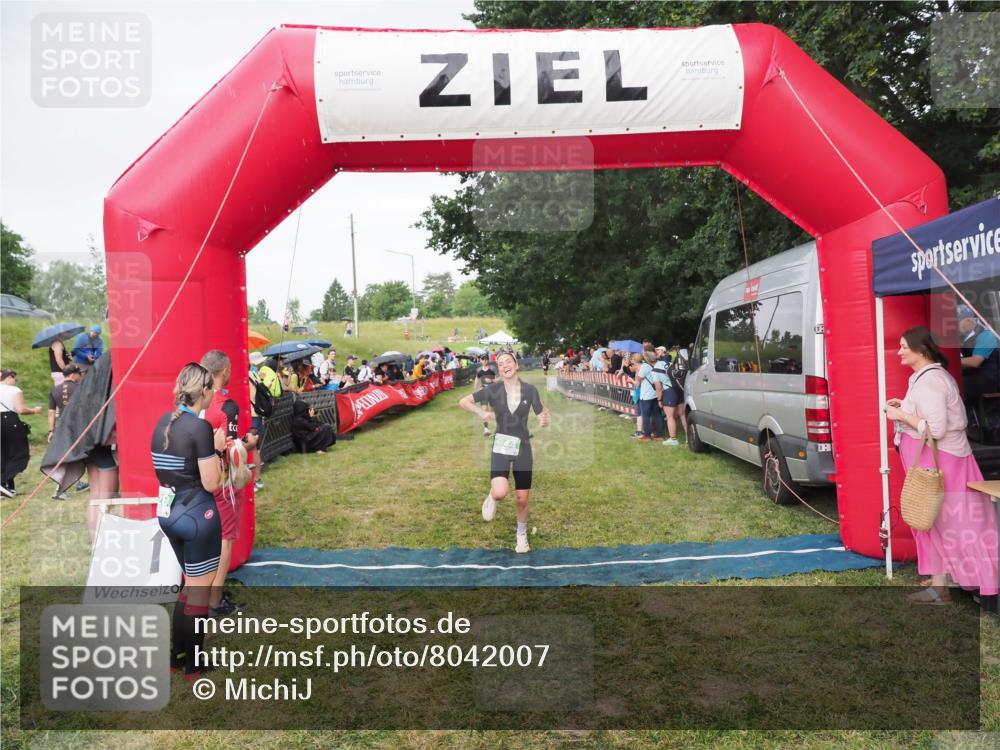 21.06.2025 - 27. Vierlanden-Triathlon MichiJ http://msf.ph/oto/8042007 15.06.2026 13:32:28 Ziel 18, 944 meine-sportfotos.de