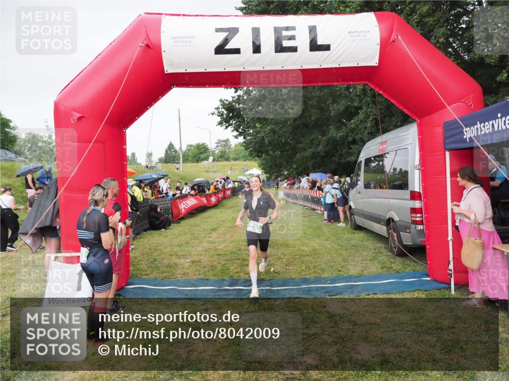 21.06.2025 - 27. Vierlanden-Triathlon MichiJ http://msf.ph/oto/8042009 15.06.2026 13:32:28 Ziel 18, 944 meine-sportfotos.de