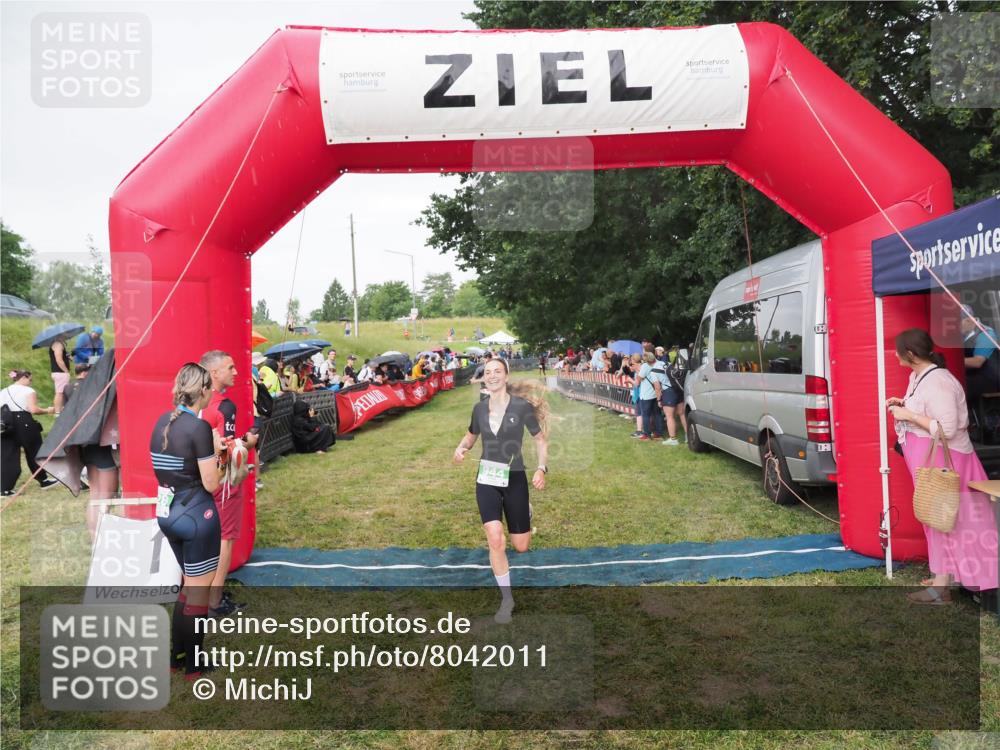 21.06.2025 - 27. Vierlanden-Triathlon MichiJ http://msf.ph/oto/8042011 15.06.2026 13:32:28 Ziel 18, 944 meine-sportfotos.de