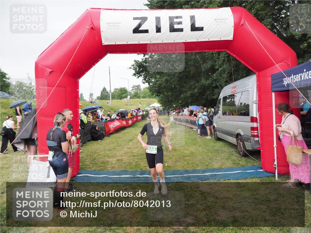 21.06.2025 - 27. Vierlanden-Triathlon MichiJ http://msf.ph/oto/8042013 15.06.2026 13:32:28 Ziel 18, 944 meine-sportfotos.de
