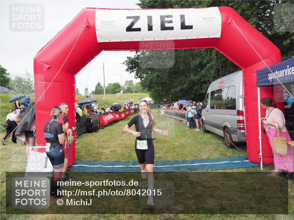 21.06.2025 - 27. Vierlanden-Triathlon MichiJ http://msf.ph/oto/8042015 15.06.2026 13:32:28 Ziel 18, 944 meine-sportfotos.de
