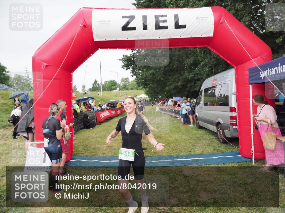 21.06.2025 - 27. Vierlanden-Triathlon MichiJ http://msf.ph/oto/8042019 15.06.2026 13:32:28 Ziel 18, 944 meine-sportfotos.de