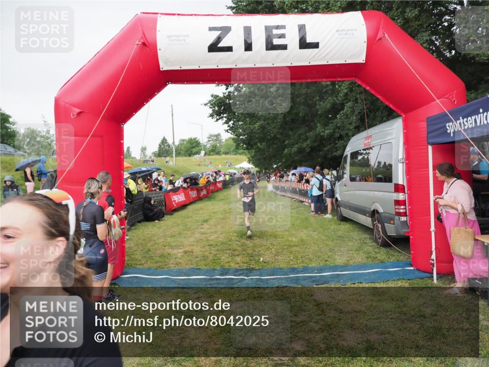 21.06.2025 - 27. Vierlanden-Triathlon MichiJ http://msf.ph/oto/8042025 15.06.2026 13:32:29 Ziel 18, 944 meine-sportfotos.de