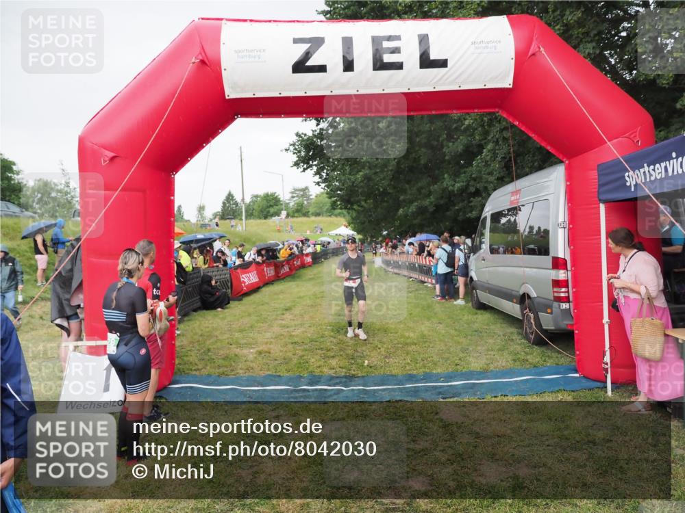 21.06.2025 - 27. Vierlanden-Triathlon MichiJ http://msf.ph/oto/8042030 15.06.2026 13:32:29 Ziel 18, 944 meine-sportfotos.de