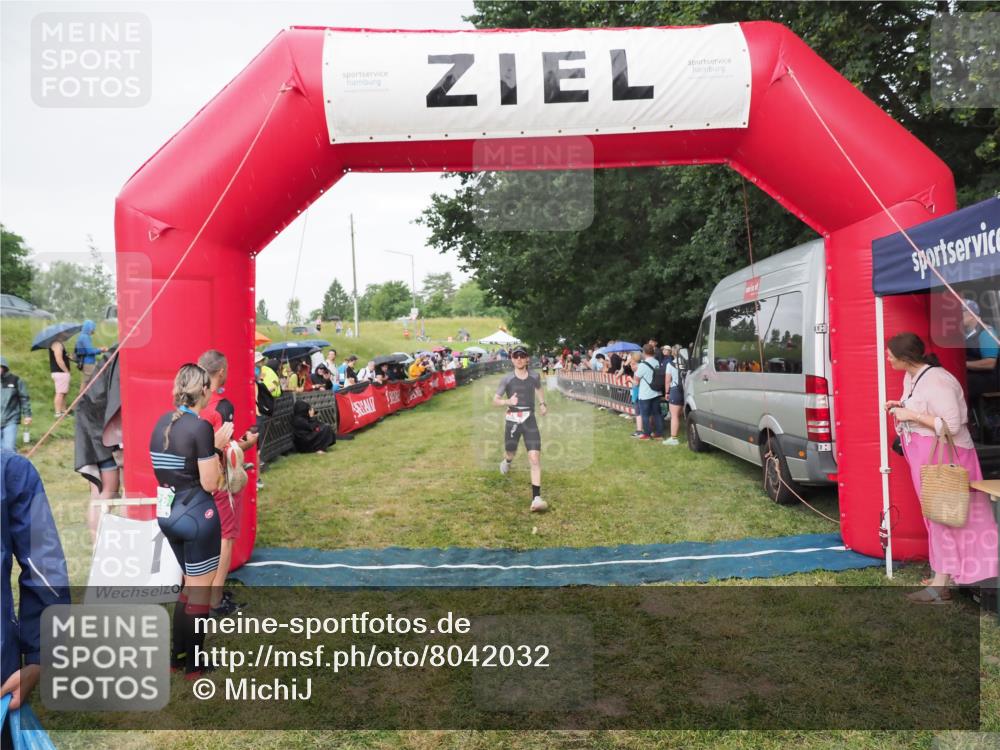 21.06.2025 - 27. Vierlanden-Triathlon MichiJ http://msf.ph/oto/8042032 15.06.2026 13:32:29 Ziel 18, 944 meine-sportfotos.de