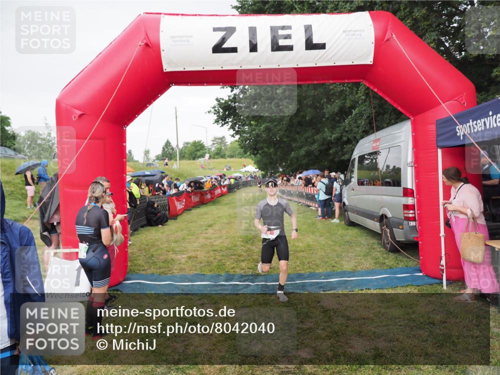 21.06.2025 - 27. Vierlanden-Triathlon MichiJ http://msf.ph/oto/8042040 15.06.2026 13:32:30 Ziel 18, 944 meine-sportfotos.de