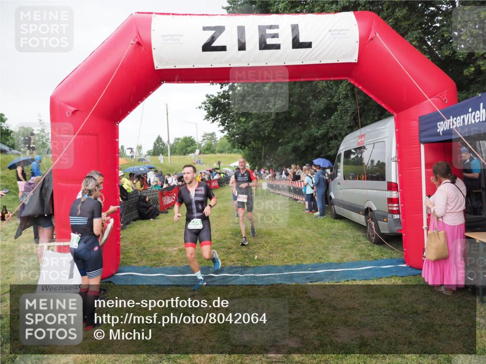 21.06.2025 - 27. Vierlanden-Triathlon MichiJ http://msf.ph/oto/8042064 15.06.2026 13:32:41 Ziel 157, 644, 657, 1057 meine-sportfotos.de
