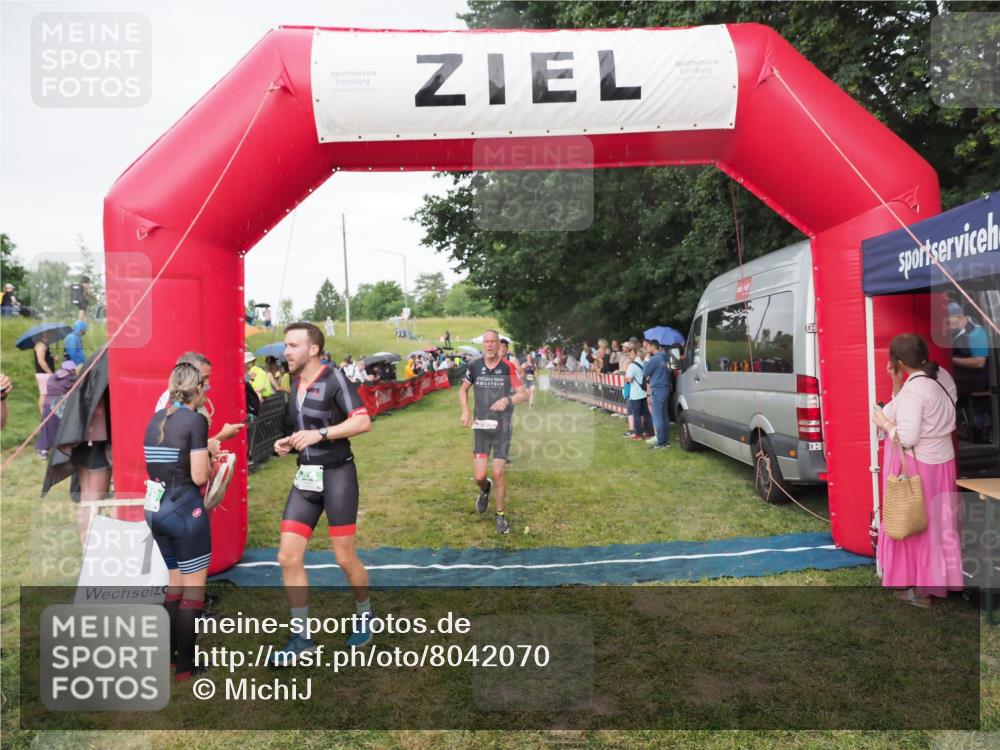 21.06.2025 - 27. Vierlanden-Triathlon MichiJ http://msf.ph/oto/8042070 15.06.2026 13:32:42 Ziel 157, 644, 657, 1057 meine-sportfotos.de