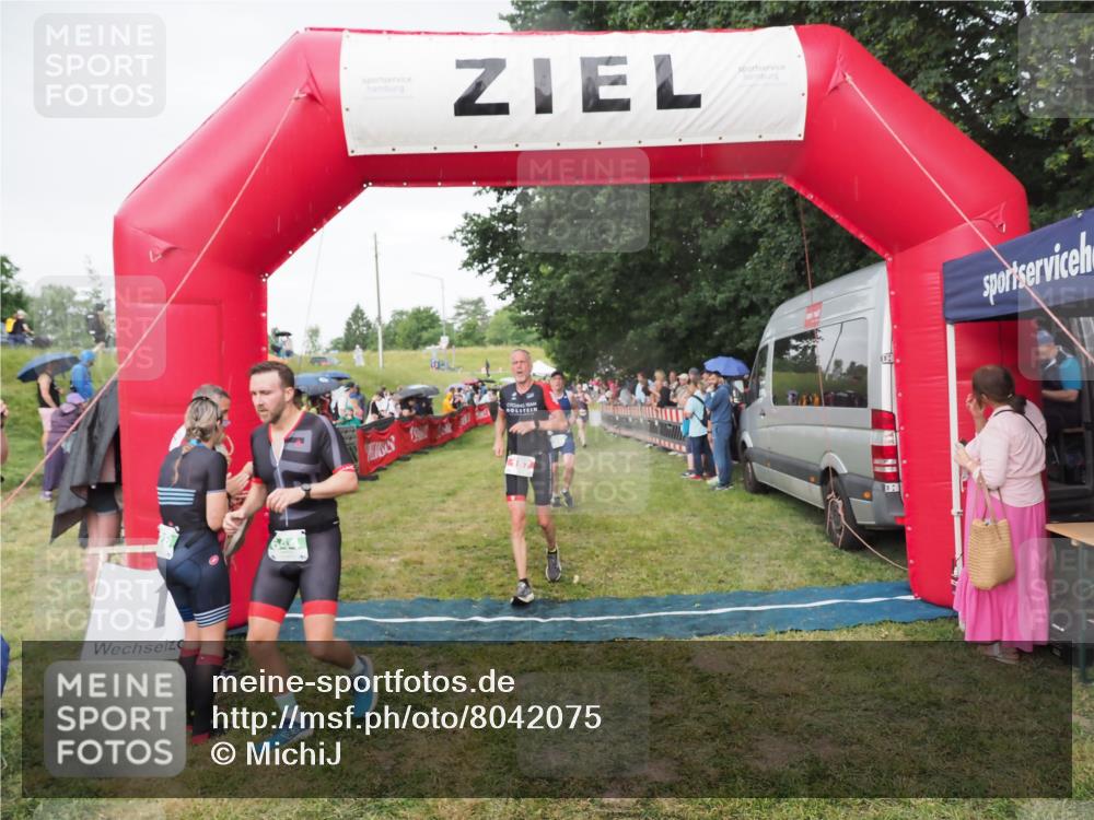 21.06.2025 - 27. Vierlanden-Triathlon MichiJ http://msf.ph/oto/8042075 15.06.2026 13:32:42 Ziel 157, 644, 657, 1057 meine-sportfotos.de