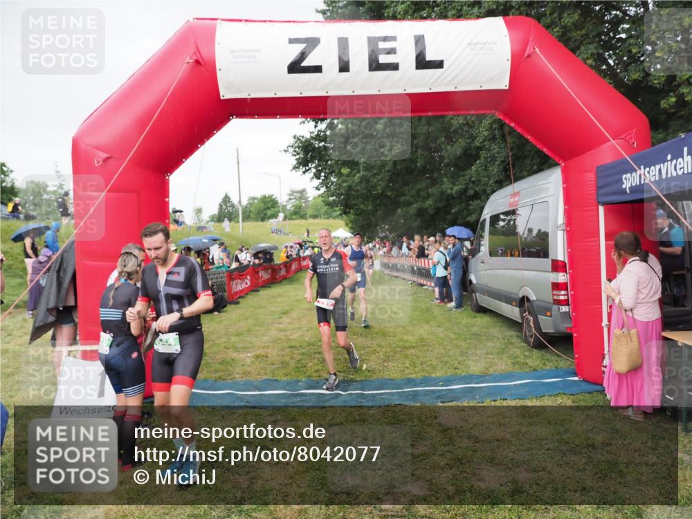 21.06.2025 - 27. Vierlanden-Triathlon MichiJ http://msf.ph/oto/8042077 15.06.2026 13:32:42 Ziel 157, 644, 657, 1057 meine-sportfotos.de