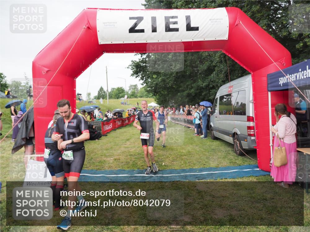 21.06.2025 - 27. Vierlanden-Triathlon MichiJ http://msf.ph/oto/8042079 15.06.2026 13:32:42 Ziel 157, 644, 657, 1057 meine-sportfotos.de
