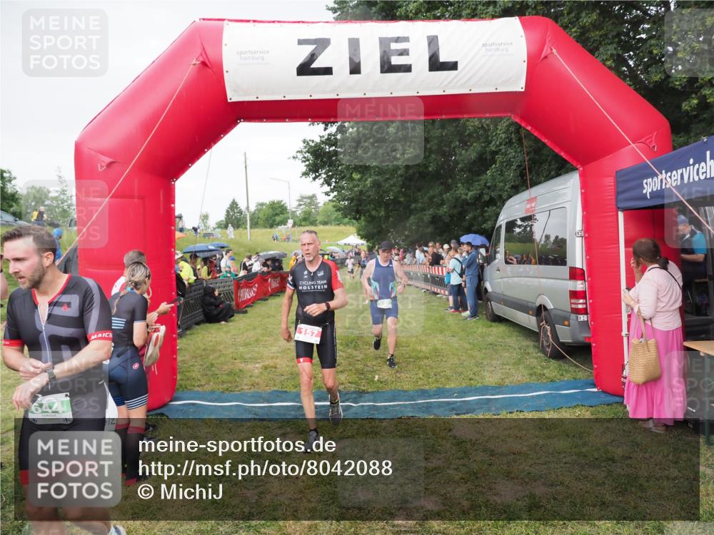 21.06.2025 - 27. Vierlanden-Triathlon MichiJ http://msf.ph/oto/8042088 15.06.2026 13:32:43 Ziel 157, 644, 657, 1057 meine-sportfotos.de