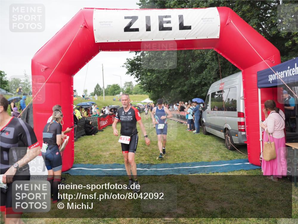 21.06.2025 - 27. Vierlanden-Triathlon MichiJ http://msf.ph/oto/8042092 15.06.2026 13:32:43 Ziel 157, 644, 657, 1057 meine-sportfotos.de