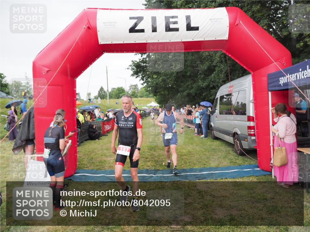 21.06.2025 - 27. Vierlanden-Triathlon MichiJ http://msf.ph/oto/8042095 15.06.2026 13:32:44 Ziel 157, 644, 657, 1057 meine-sportfotos.de