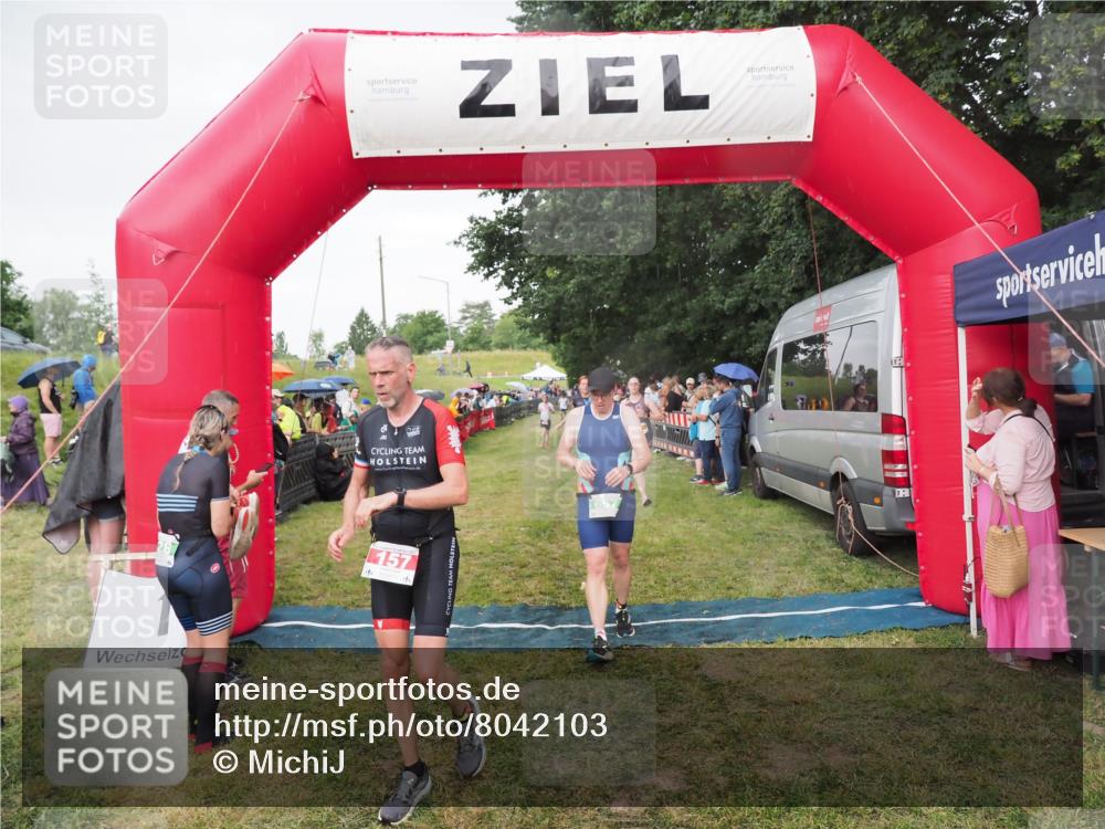 21.06.2025 - 27. Vierlanden-Triathlon MichiJ http://msf.ph/oto/8042103 15.06.2026 13:32:44 Ziel 157, 644, 657, 1057 meine-sportfotos.de