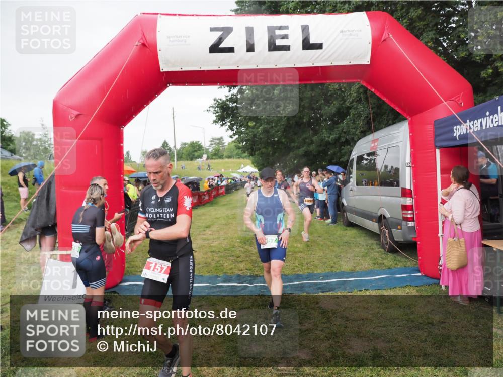 21.06.2025 - 27. Vierlanden-Triathlon MichiJ http://msf.ph/oto/8042107 15.06.2026 13:32:45 Ziel 157, 644, 657, 1057 meine-sportfotos.de