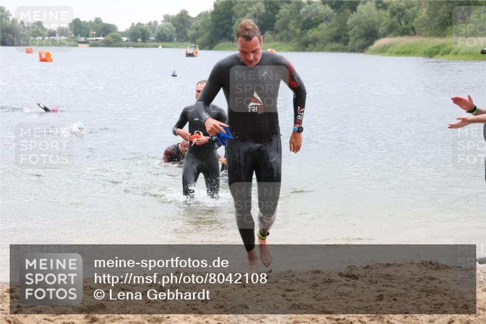 21.06.2025 - 27. Vierlanden-Triathlon Lena Gebhardt http://msf.ph/oto/8042108 15.06.2025 13:19:26 Schwimmen 1234, 1254, 1268, 1311 meine-sportfotos.de
