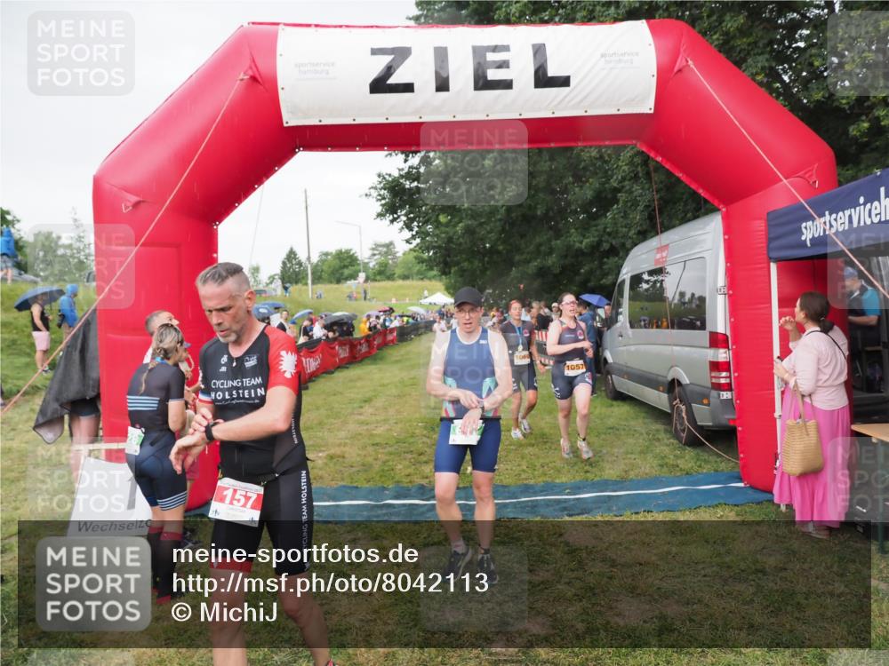 21.06.2025 - 27. Vierlanden-Triathlon MichiJ http://msf.ph/oto/8042113 15.06.2026 13:32:45 Ziel 157, 644, 657, 1057 meine-sportfotos.de