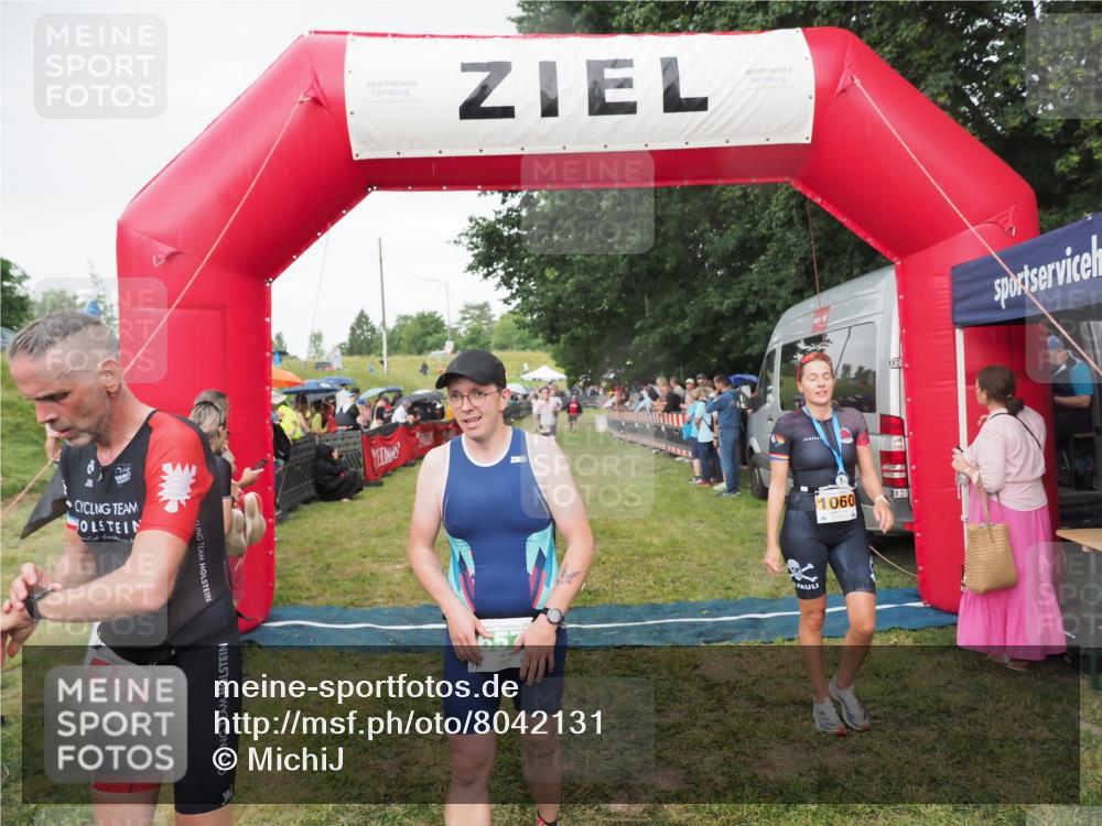 21.06.2025 - 27. Vierlanden-Triathlon MichiJ http://msf.ph/oto/8042131 15.06.2026 13:32:47 Ziel 74, 157, 644, 657, 1057 meine-sportfotos.de