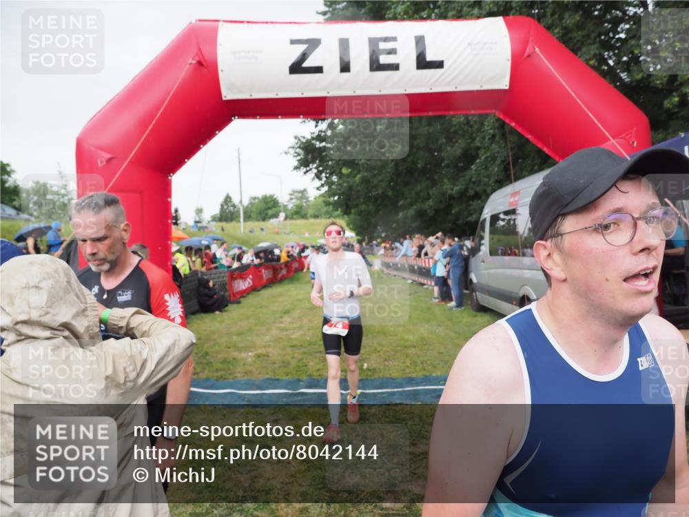 21.06.2025 - 27. Vierlanden-Triathlon MichiJ http://msf.ph/oto/8042144 15.06.2026 13:32:51 Ziel 74, 238, 657, 1057 meine-sportfotos.de