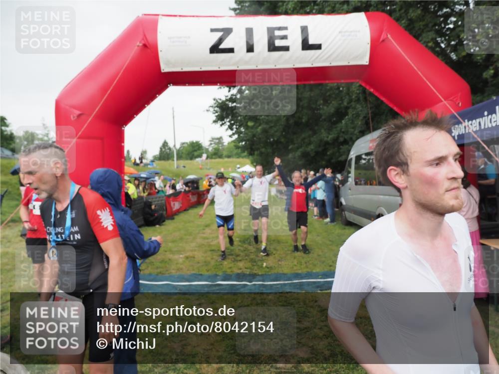 21.06.2025 - 27. Vierlanden-Triathlon MichiJ http://msf.ph/oto/8042154 15.06.2026 13:32:53 Ziel 74, 238 meine-sportfotos.de