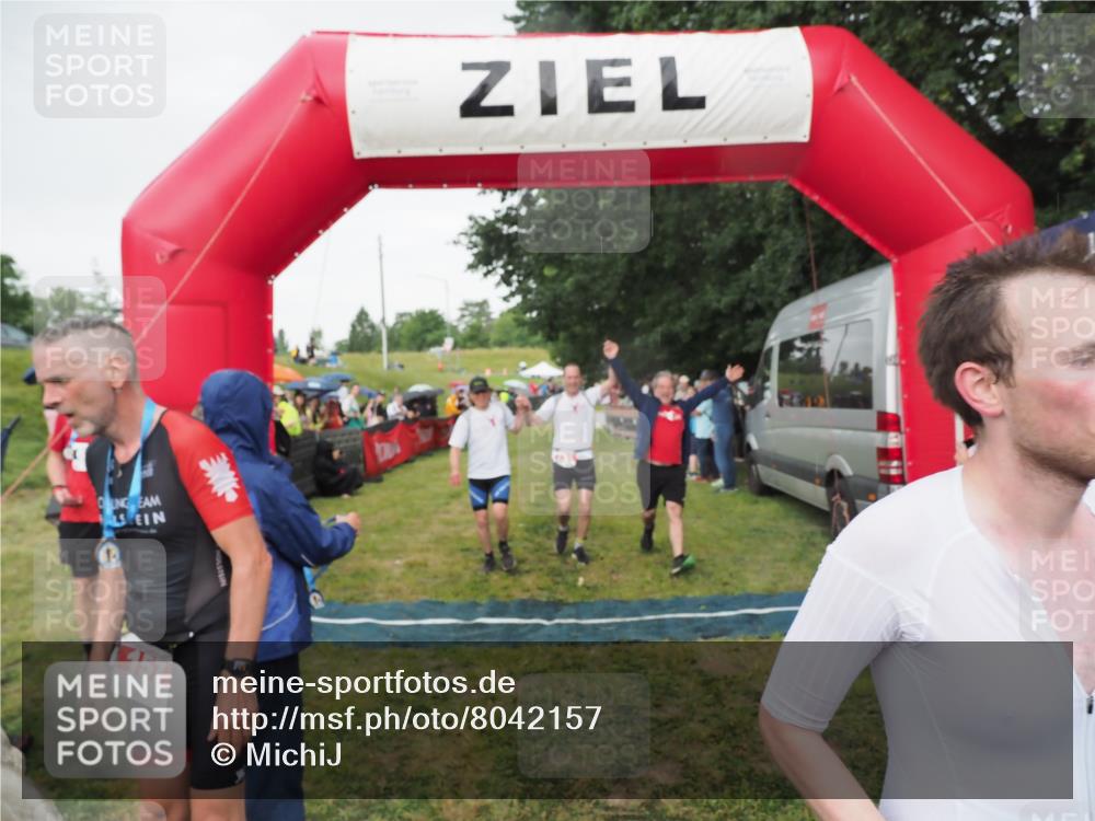 21.06.2025 - 27. Vierlanden-Triathlon MichiJ http://msf.ph/oto/8042157 15.06.2026 13:32:54 Ziel 74, 238 meine-sportfotos.de