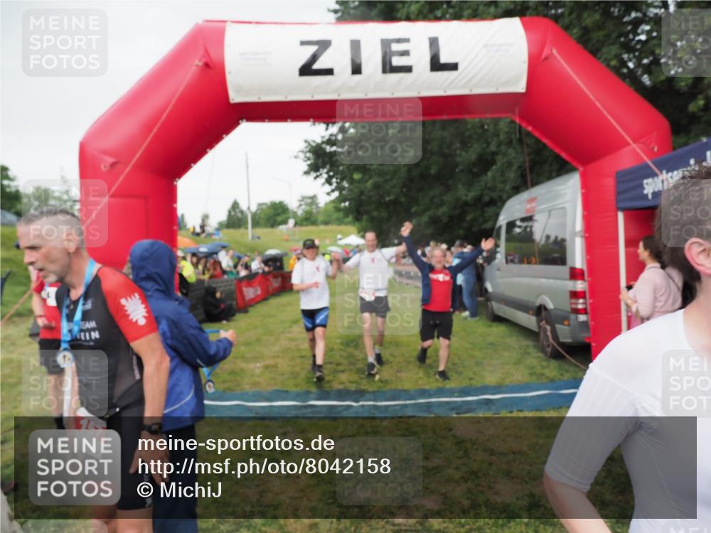 21.06.2025 - 27. Vierlanden-Triathlon MichiJ http://msf.ph/oto/8042158 15.06.2026 13:32:54 Ziel 74, 238 meine-sportfotos.de