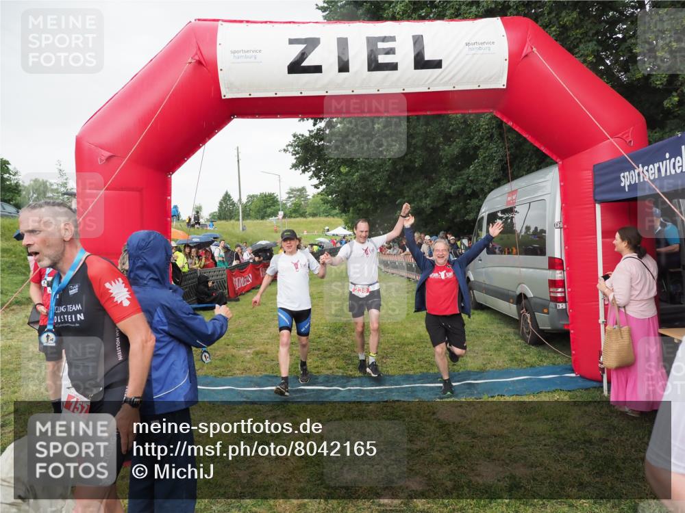 21.06.2025 - 27. Vierlanden-Triathlon MichiJ http://msf.ph/oto/8042165 15.06.2026 13:32:54 Ziel 74, 238 meine-sportfotos.de