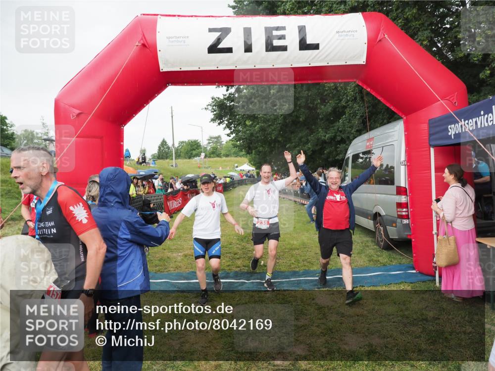 21.06.2025 - 27. Vierlanden-Triathlon MichiJ http://msf.ph/oto/8042169 15.06.2026 13:32:54 Ziel 74, 238 meine-sportfotos.de