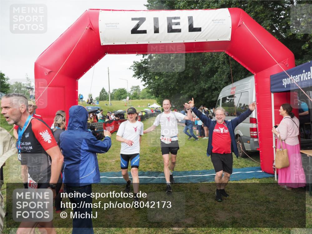 21.06.2025 - 27. Vierlanden-Triathlon MichiJ http://msf.ph/oto/8042173 15.06.2026 13:32:55 Ziel 74, 238 meine-sportfotos.de