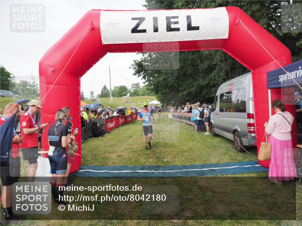 21.06.2025 - 27. Vierlanden-Triathlon MichiJ http://msf.ph/oto/8042180 15.06.2026 13:33:27 Ziel 791 meine-sportfotos.de
