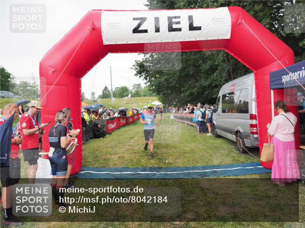 21.06.2025 - 27. Vierlanden-Triathlon MichiJ http://msf.ph/oto/8042184 15.06.2026 13:33:28 Ziel 791 meine-sportfotos.de