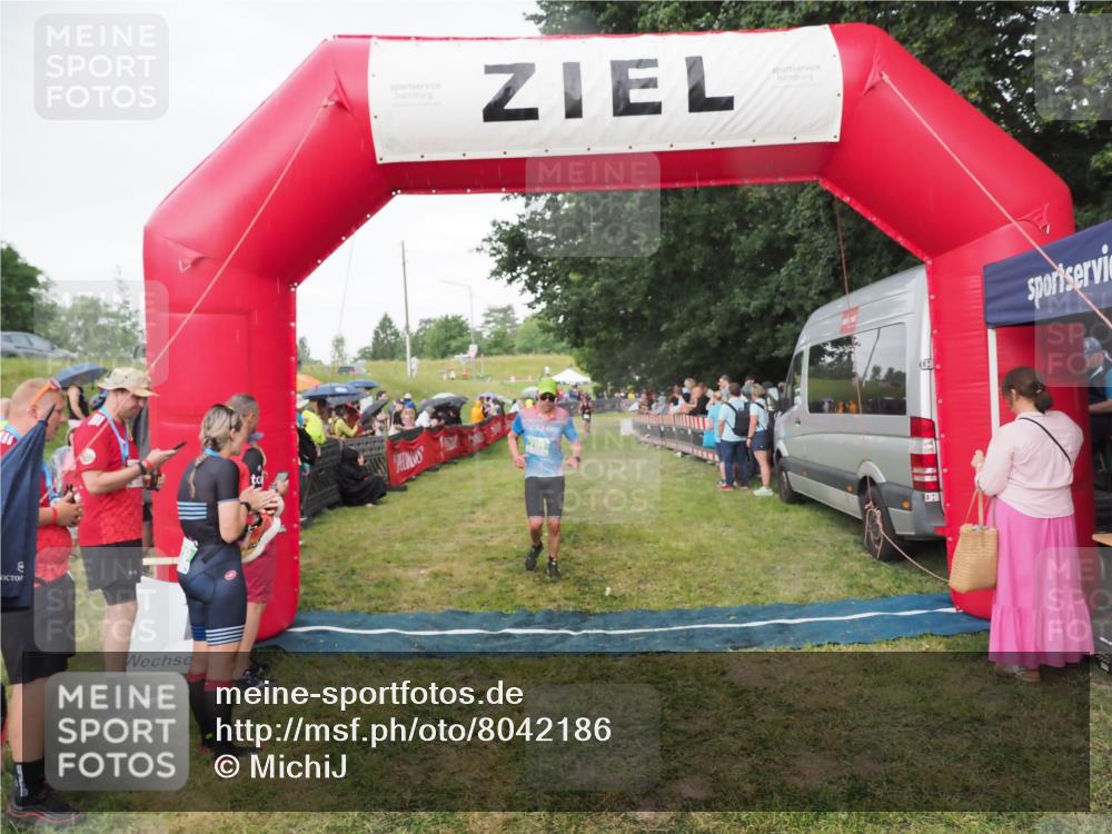 21.06.2025 - 27. Vierlanden-Triathlon MichiJ http://msf.ph/oto/8042186 15.06.2026 13:33:28 Ziel 791 meine-sportfotos.de