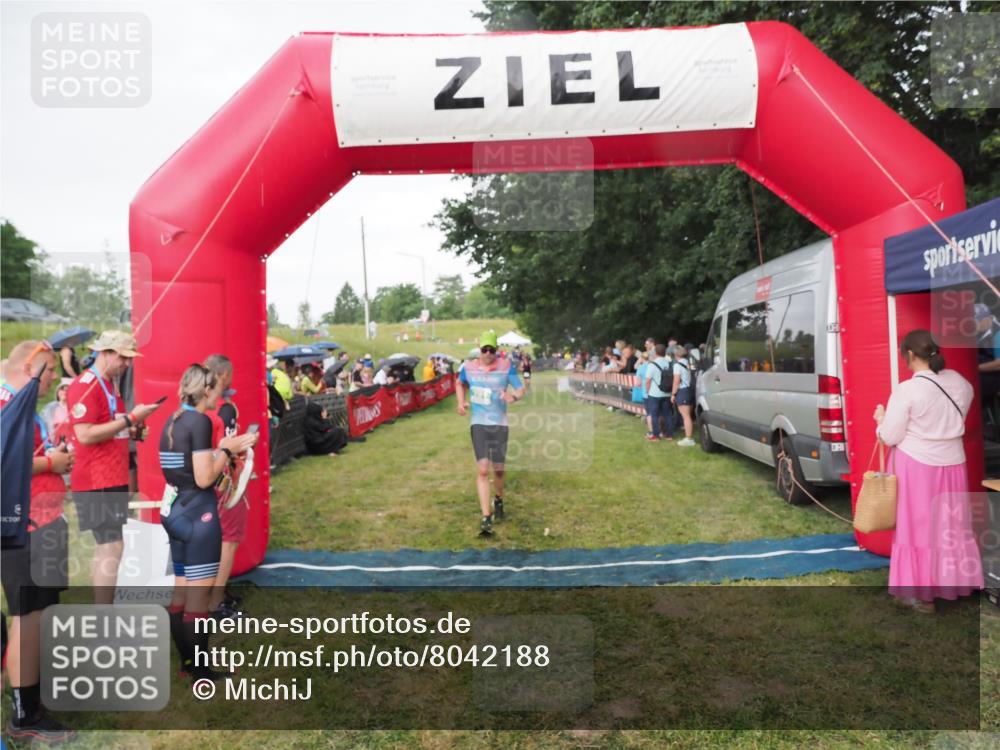 21.06.2025 - 27. Vierlanden-Triathlon MichiJ http://msf.ph/oto/8042188 15.06.2026 13:33:28 Ziel 791 meine-sportfotos.de