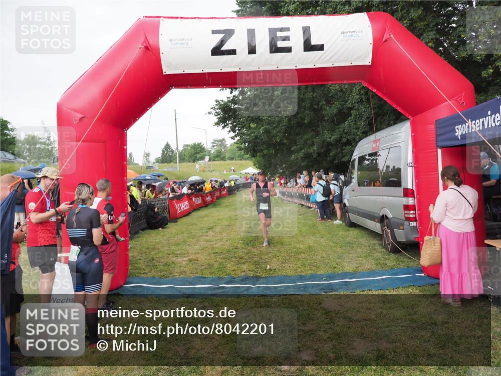 21.06.2025 - 27. Vierlanden-Triathlon MichiJ http://msf.ph/oto/8042201 15.06.2026 13:33:36 Ziel 787 meine-sportfotos.de