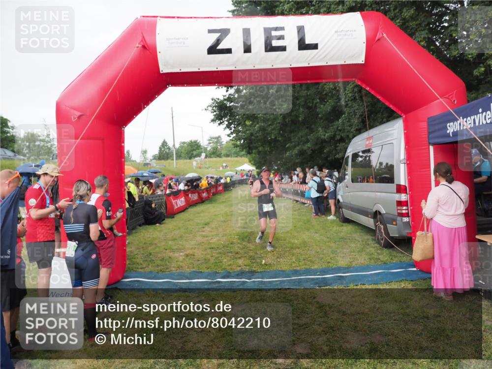 21.06.2025 - 27. Vierlanden-Triathlon MichiJ http://msf.ph/oto/8042210 15.06.2026 13:33:36 Ziel 787 meine-sportfotos.de