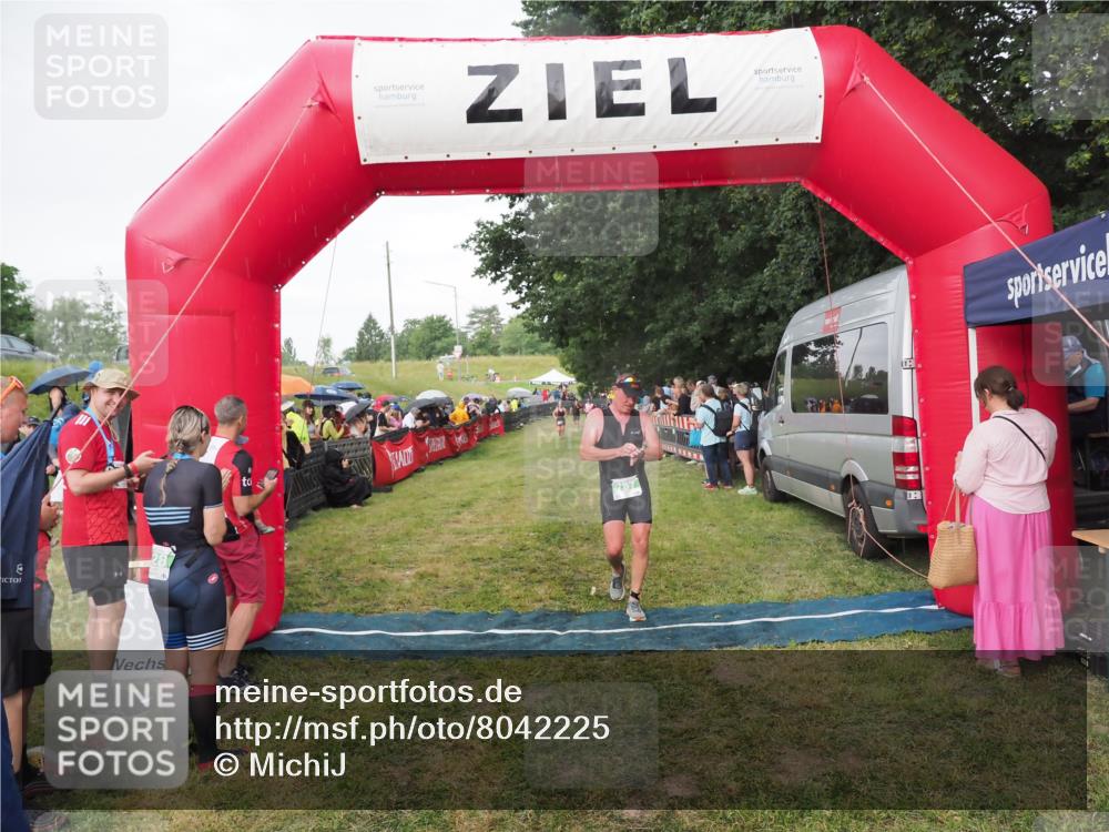 21.06.2025 - 27. Vierlanden-Triathlon MichiJ http://msf.ph/oto/8042225 15.06.2026 13:33:37 Ziel 787 meine-sportfotos.de