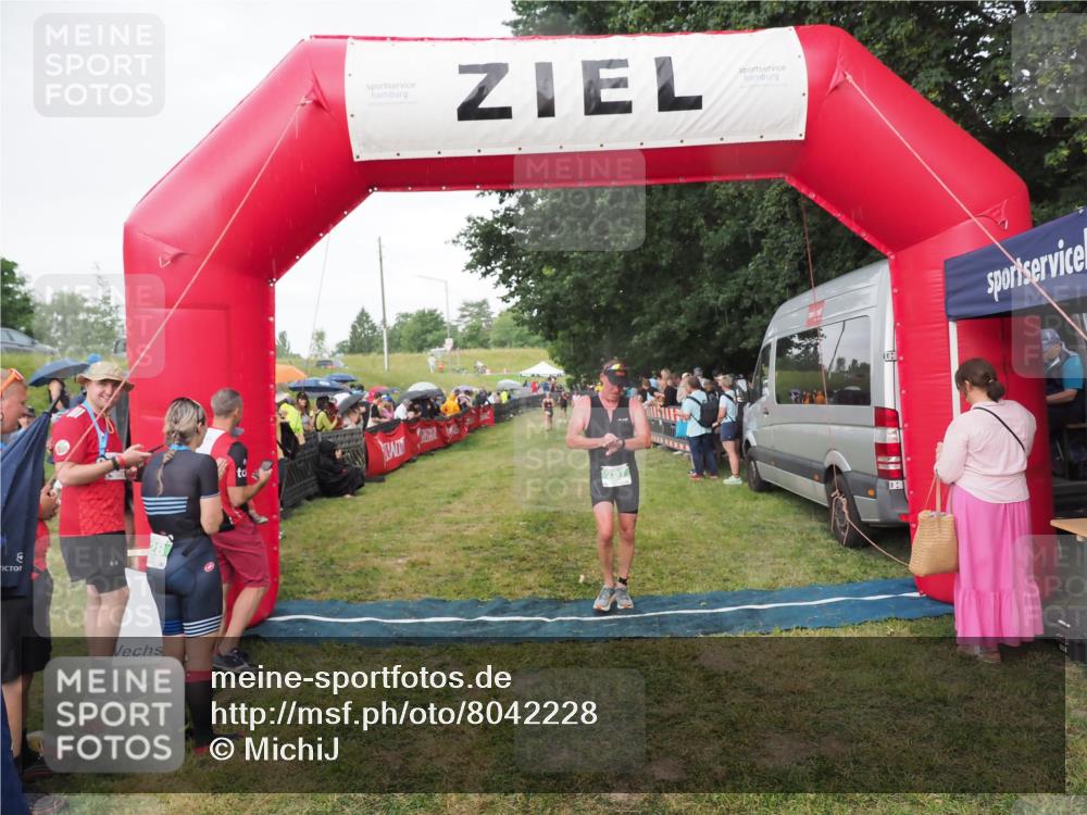 21.06.2025 - 27. Vierlanden-Triathlon MichiJ http://msf.ph/oto/8042228 15.06.2026 13:33:37 Ziel 787 meine-sportfotos.de