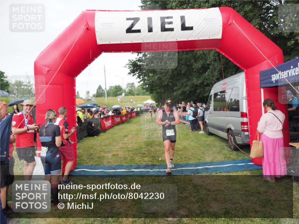 21.06.2025 - 27. Vierlanden-Triathlon MichiJ http://msf.ph/oto/8042230 15.06.2026 13:33:38 Ziel 787 meine-sportfotos.de