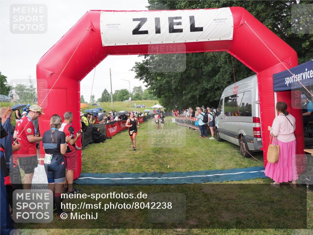 21.06.2025 - 27. Vierlanden-Triathlon MichiJ http://msf.ph/oto/8042238 15.06.2026 13:33:44 Ziel 210, 787, 1076 meine-sportfotos.de