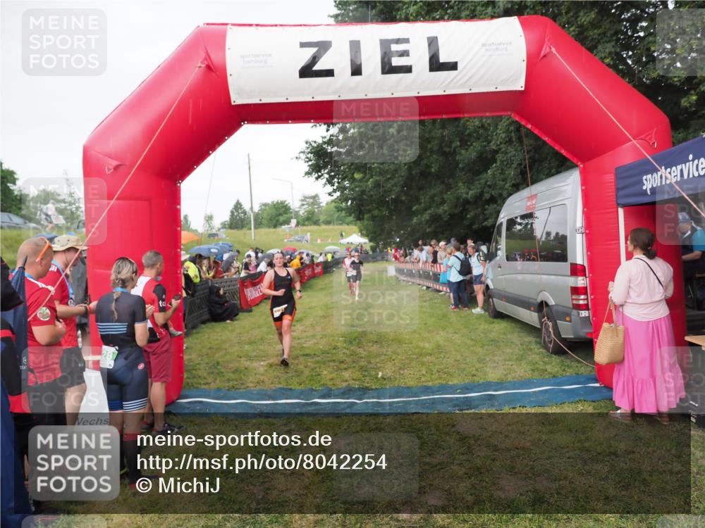 21.06.2025 - 27. Vierlanden-Triathlon MichiJ http://msf.ph/oto/8042254 15.06.2026 13:33:45 Ziel 210, 787, 1076 meine-sportfotos.de