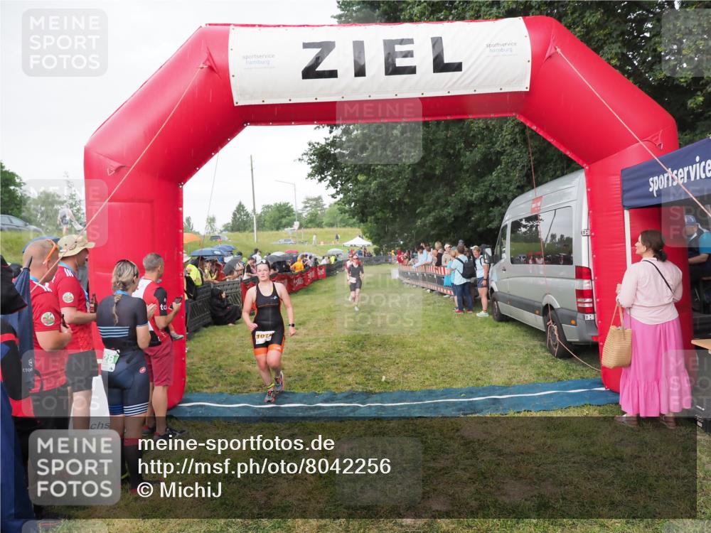 21.06.2025 - 27. Vierlanden-Triathlon MichiJ http://msf.ph/oto/8042256 15.06.2026 13:33:46 Ziel 210, 1076 meine-sportfotos.de