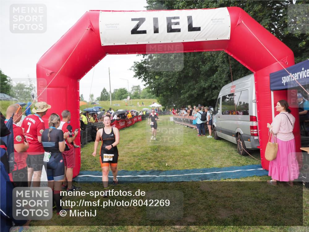 21.06.2025 - 27. Vierlanden-Triathlon MichiJ http://msf.ph/oto/8042269 15.06.2026 13:33:47 Ziel 148, 210, 1076 meine-sportfotos.de