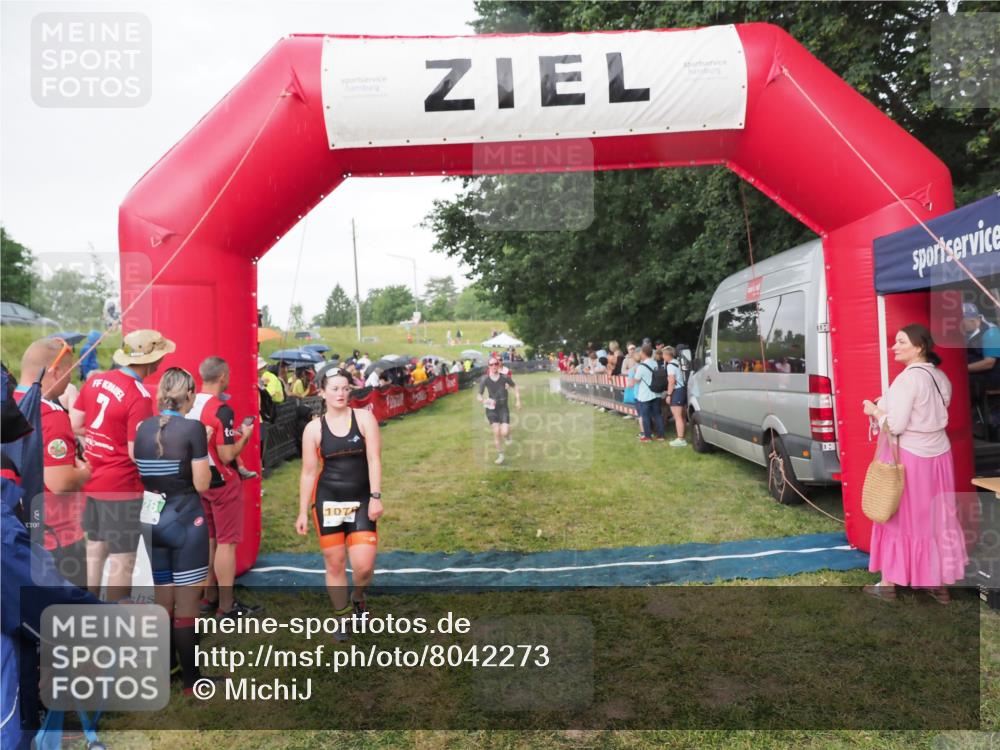 21.06.2025 - 27. Vierlanden-Triathlon MichiJ http://msf.ph/oto/8042273 15.06.2026 13:33:47 Ziel 148, 210, 1076 meine-sportfotos.de