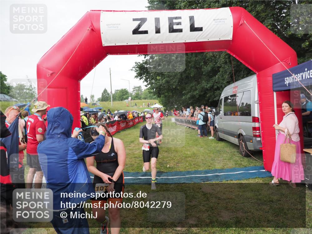 21.06.2025 - 27. Vierlanden-Triathlon MichiJ http://msf.ph/oto/8042279 15.06.2026 13:33:49 Ziel 148, 210, 1076 meine-sportfotos.de