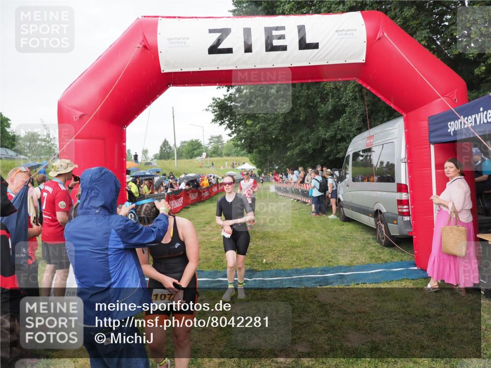 21.06.2025 - 27. Vierlanden-Triathlon MichiJ http://msf.ph/oto/8042281 15.06.2026 13:33:49 Ziel 148, 210, 1076 meine-sportfotos.de