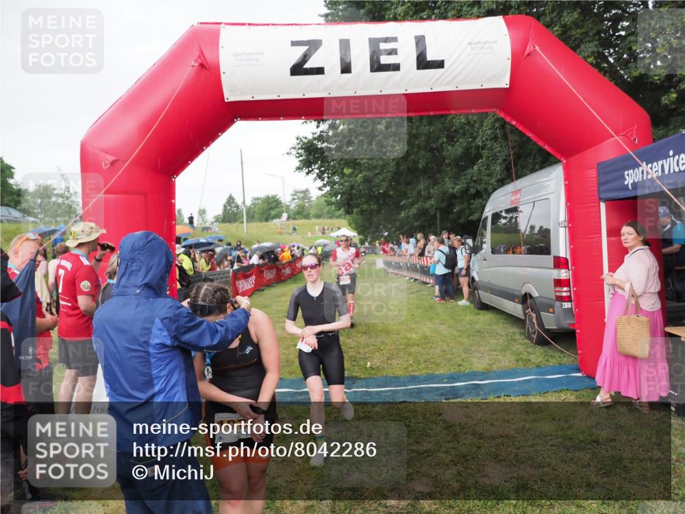 21.06.2025 - 27. Vierlanden-Triathlon MichiJ http://msf.ph/oto/8042286 15.06.2026 13:33:49 Ziel 148, 210, 1076 meine-sportfotos.de
