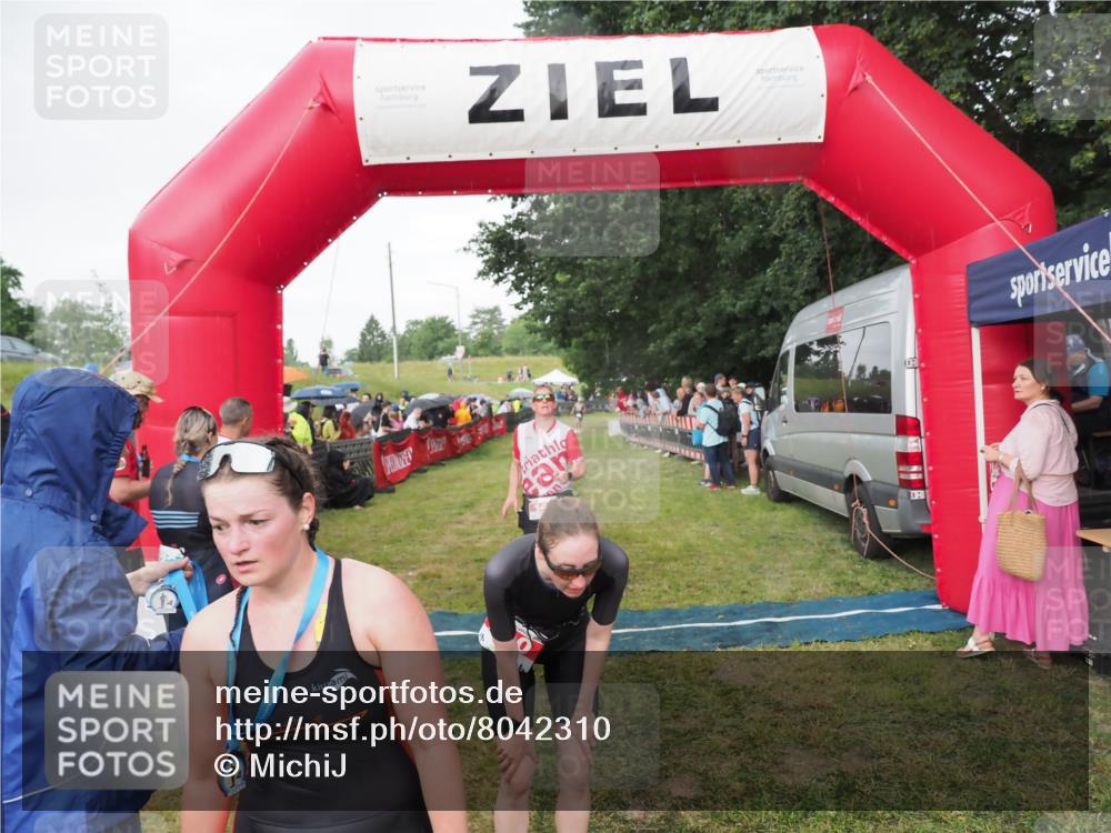 21.06.2025 - 27. Vierlanden-Triathlon MichiJ http://msf.ph/oto/8042310 15.06.2026 13:33:51 Ziel 148, 210, 1076 meine-sportfotos.de